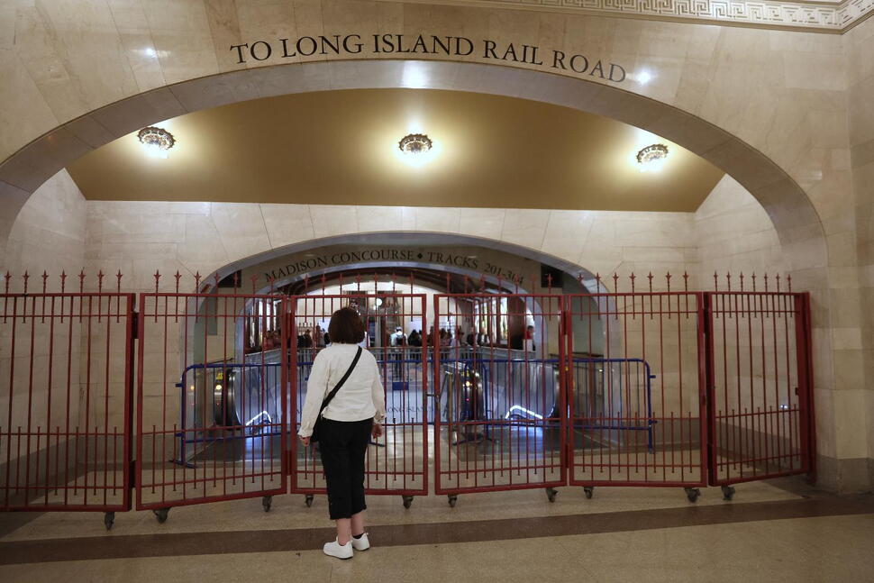 With Largest US Commuter Rail System Shut Down, New York Governor Urges Unions to Resume Talks