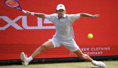 Dominant Alex de Minaur cruises past Denis Shapovalov to reach Queen's quarter-finals