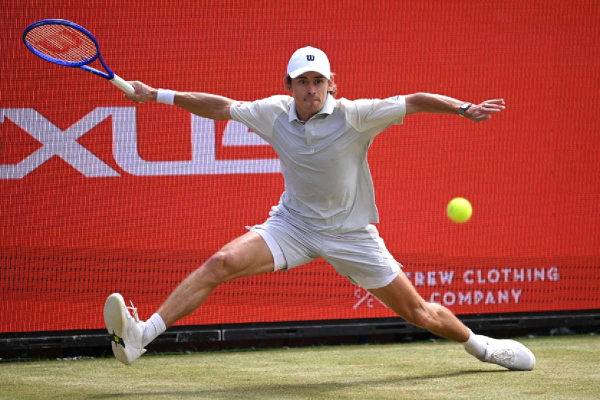 Dominant Alex de Minaur cruises past Denis Shapovalov to reach Queen's quarter-finals