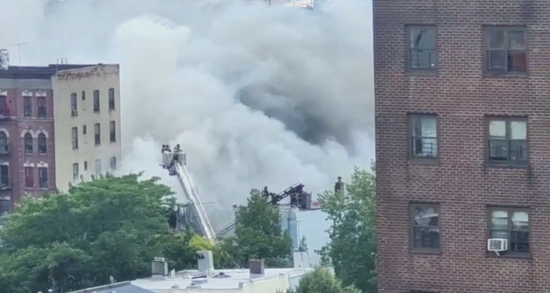 News 12 | Bronx | Massive Clouds Of Smoke Take Over Neighborhood As Blaze Erupts At Melrose Home