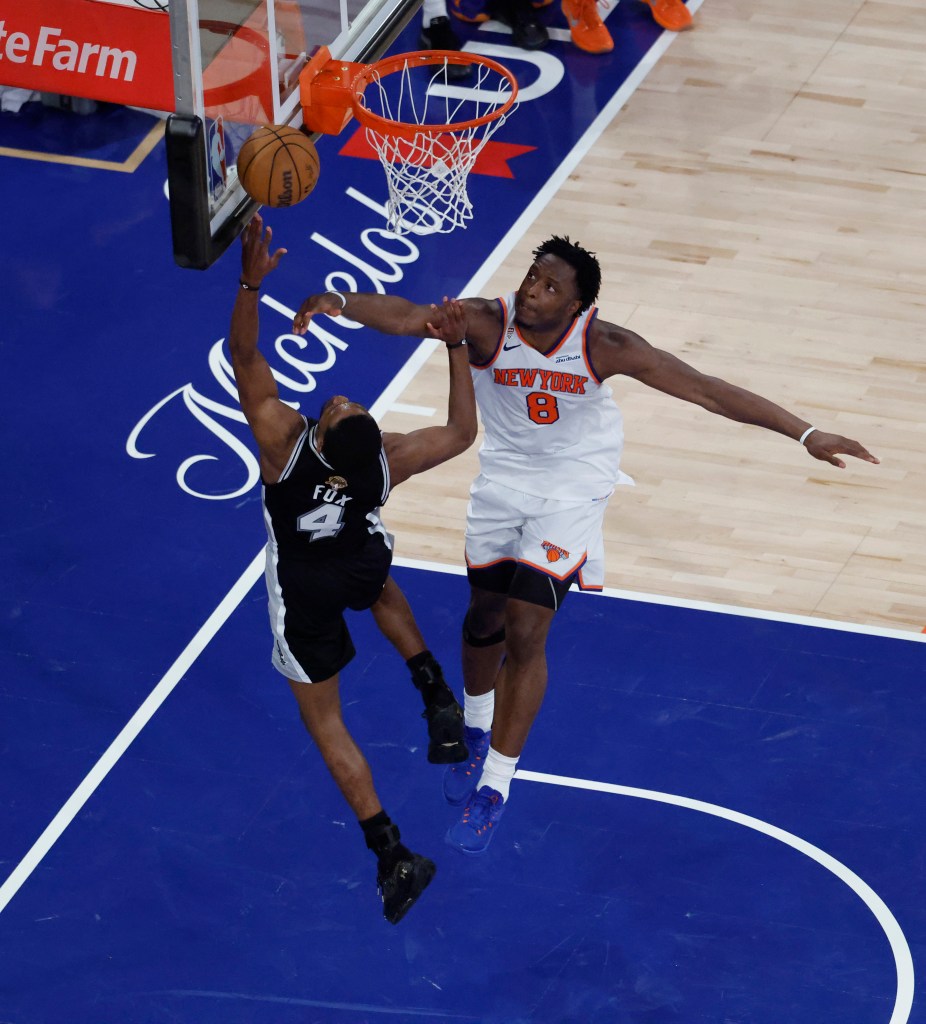 New York Knicks forward Og Anunoby (8) jumps to defend against San Antonio Spurs guard De'Aaron Fox (4) during the fourth quarter. The New York Knicks defeated the San Antonio Spurs 107-106.
