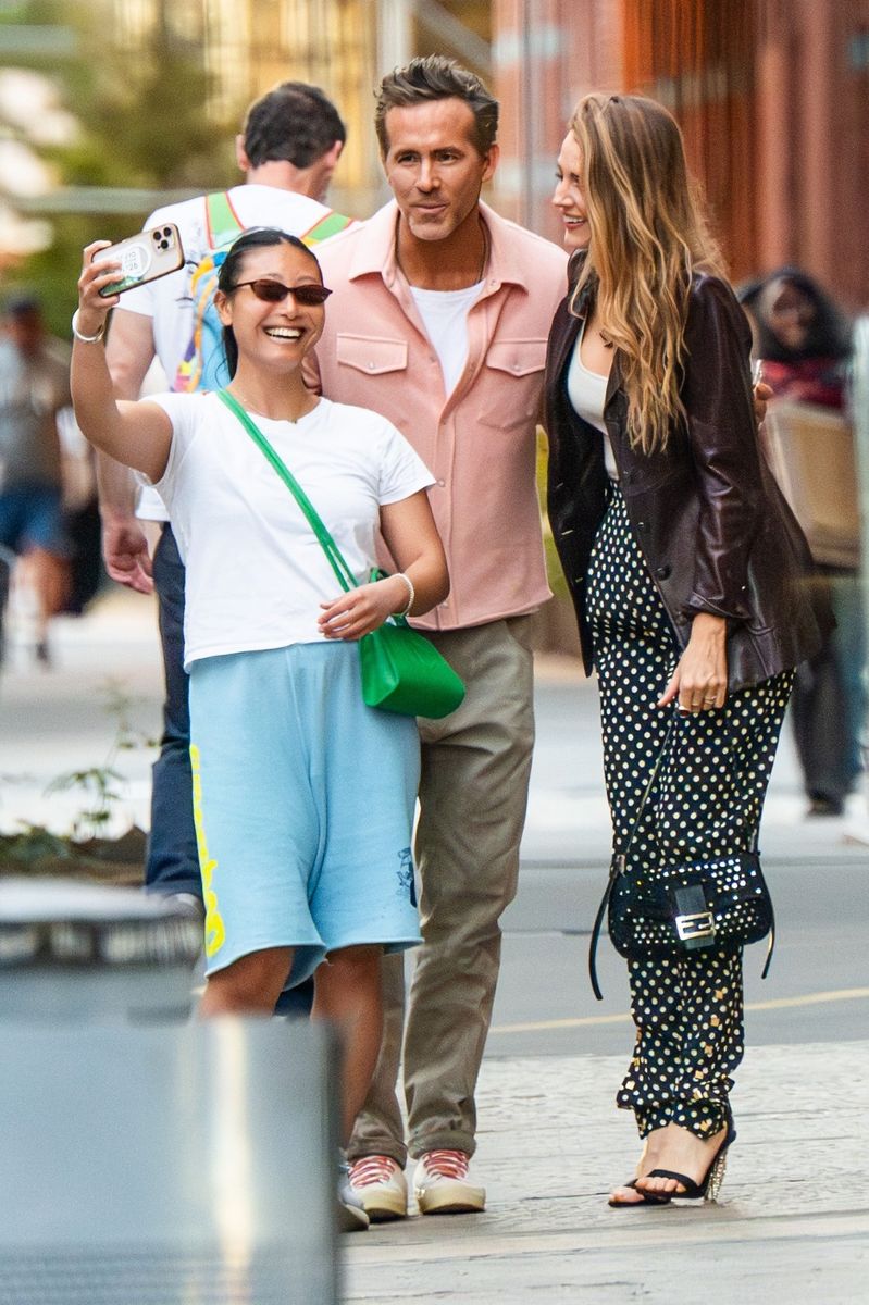 Photo © 2026 Backgrid/The Grosby Group

EXCLUSIVE
New York, June 9, 2026.
Blake Lively and Ryan Reynolds were seen enjoying a s troll through New York City, stopping to greet fans and pose for selfies along the way. The couple appeared relaxed and affectionate as they spent time together in the city. During the outing, Lively shared a playful moment with her husband while chatting with photographers, and the pair were seen laughing and enjoying a carefree day out.
***
Blake Lively y Ryan Reynolds fueron vistos disfrutando de un paseo por la ciudad de Nueva York, donde se detuvieron para saludar a sus seguidores y posar para selfies. La pareja se mostró relajada y cariñosa mientras compartía tiempo juntos en la ciudad. Durante la salida, Lively protagonizó un momento divertido junto a su esposo mientras interactuaba con los fotógrafos, y ambos fueron vistos riendo y disfrutando de una jornada distendida.