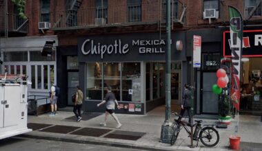 Teen stabbed in gut by 3 strangers at Midtown Chipotle