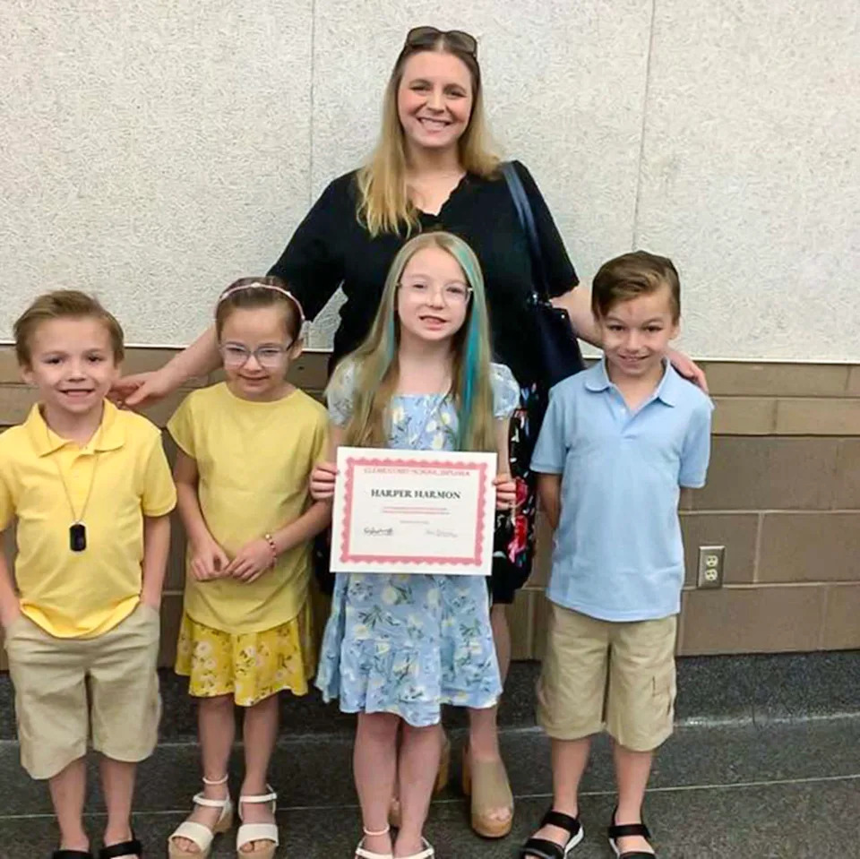 Sarah Myers with her 4 children. (via Facebook)