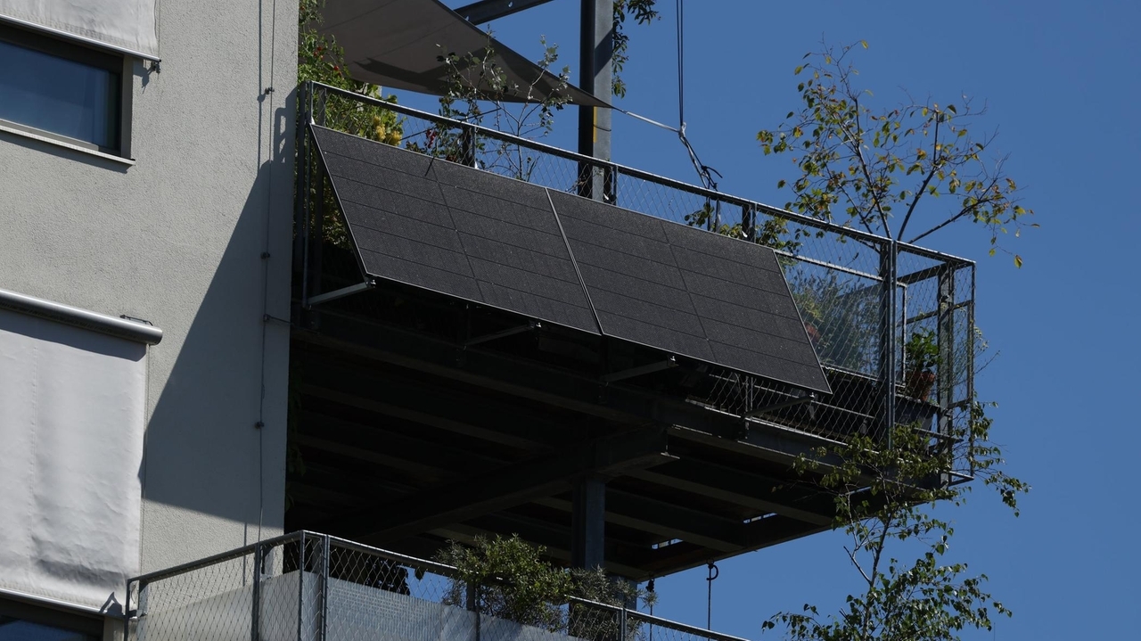New York boosts solar energy with plug-in solar panels