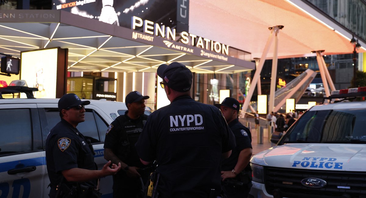 Suspect in custody after 6 people injured in Penn Station stabbing