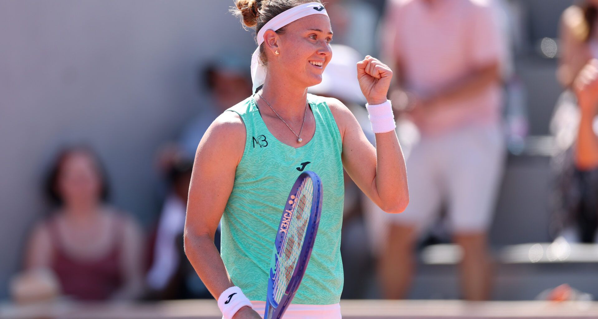 Bouzkova powers past Kudermetova to reach Queen's second round