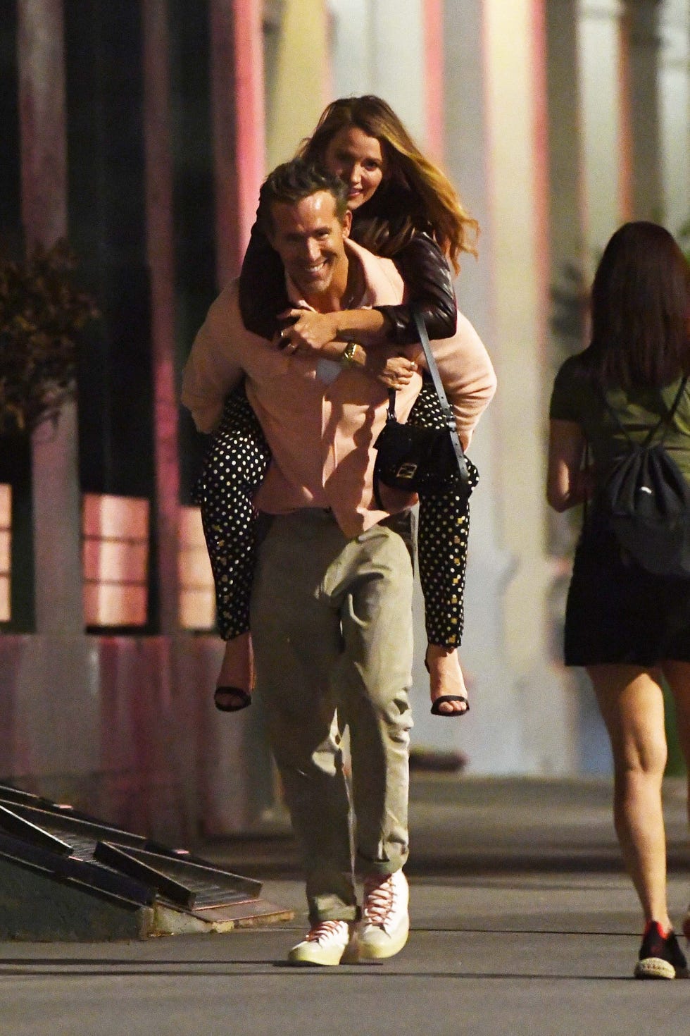 premium exclusive new york, ny june 9, 2026 ryan reynolds and blake lively shared a playful moment after dinner at the greenwich hotel in new york city the actor was seen giving his wife a piggyback ride down the sidewalk, prompting smiles from onlookers as the couple wrapped up their evening pictured blake lively, ryan reynolds backgrid usa 10 june 2026 usa 1 310 798 9111  usasalesbackgridcom uk 44 208 344 2007  uksalesbackgridcom uk clients  pictures containing children please pixelate face prior to publication