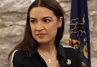Alexandria Ocasio-Cortez’s Casual Bar Night Turns Into the Internet’s Favorite Moment