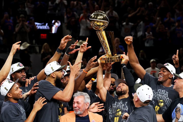Knicks celebrate with the Larry O'Brien Trophy