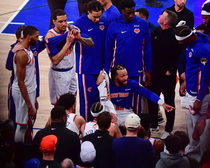 Jalen Brunson, Knicks in the huddle in Game 5.