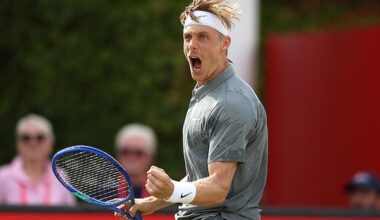 Shapovalov ends 5-match losing streak with first-round win at Queen's Club