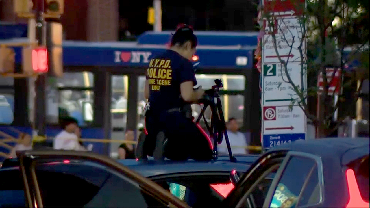Un agente de la policía de Nueva York dispara al conductor de un coche robado que atropelló a unos policías en el Bronx