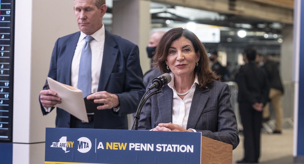 Gov. Hochul moves to de-escalate Penn Station fight between MTA and Amtrak