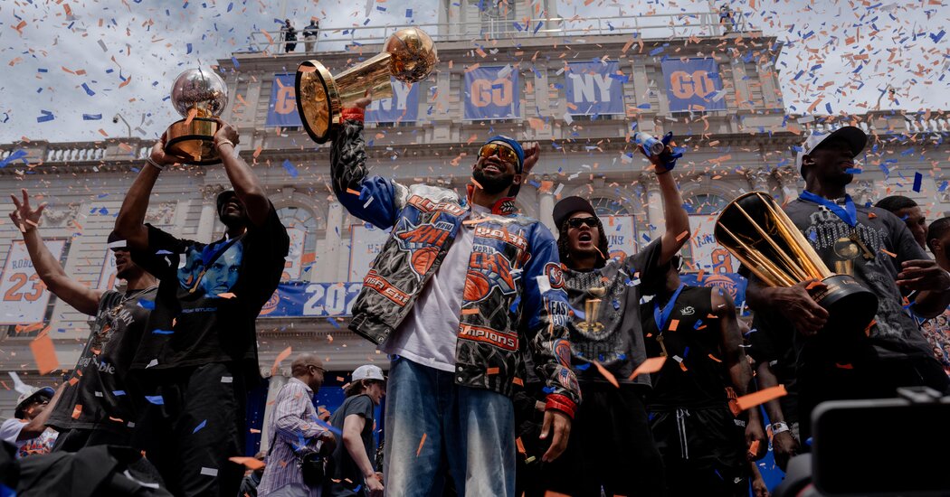 Knicks and Fans Salute Each Other at Joyous Celebration