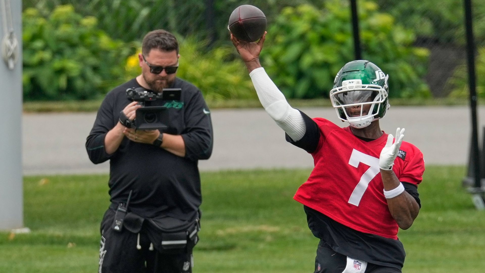 Cops investigate Jets QB Geno Smith after battery accusation