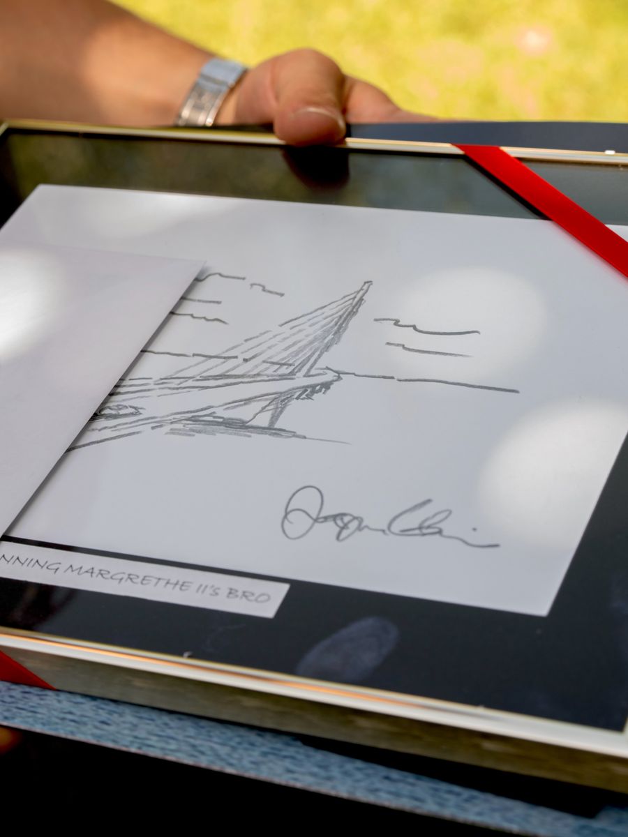 Queen Margrethe examined the original design sketch of the Queen Margrethe II Bridge, which Crown Prince Christian recently presented to her.