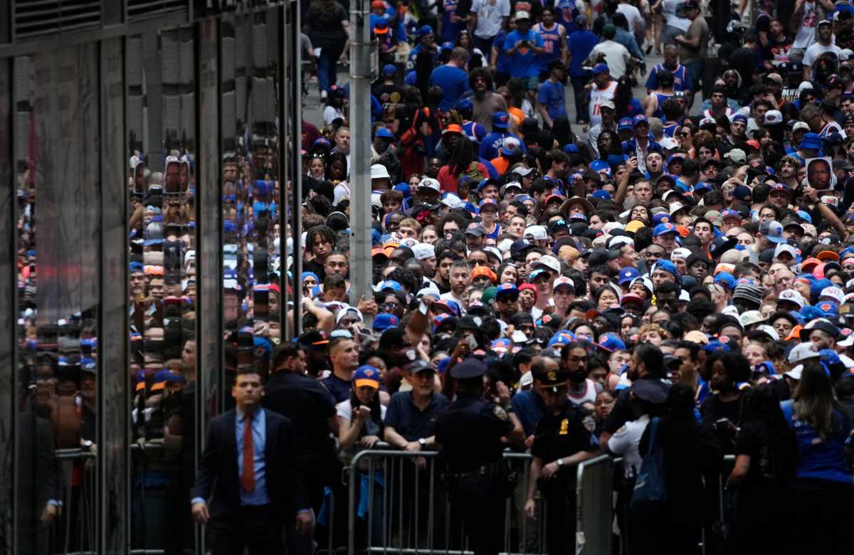 Knicks parade fans build on route