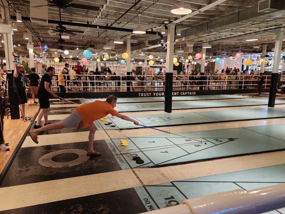 Competitive shuffleboard players slide to victory in Gowanus • Brooklyn Paper