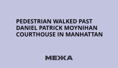 Pedestrian walked past Daniel Patrick Moynihan Courthouse in Manhattan | Ukraine news