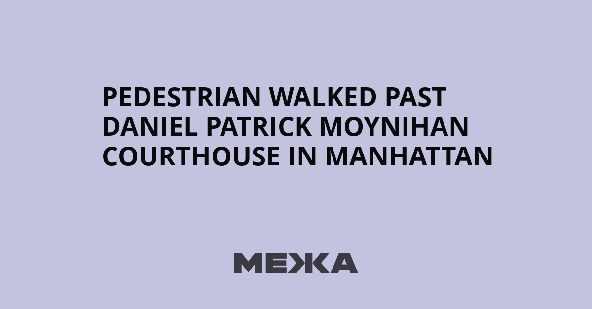 Pedestrian walked past Daniel Patrick Moynihan Courthouse in Manhattan | Ukraine news