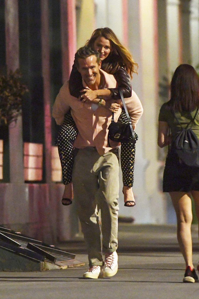 Photo © 2026 Backgrid/The Grosby Group

EXCLUSIVE 
New York, June 9, 2026.
Blake Lively and Ryan Reynolds were seen enjoying a stroll through New York City, stopping to greet fans and pose for selfies along the way. The couple appeared relaxed and affectionate as they spent time together in the city. During the outing, Lively shared a playful moment with her husband while chatting with photographers, and the pair were seen laughing and enjoying a carefree day out.
***
Blake Lively y Ryan Reynolds fueron vistos disfrutando de un paseo por la ciudad de Nueva York, donde se detuvieron para saludar a sus seguidores y posar para selfies. La pareja se mostró relajada y cariñosa mientras compartía tiempo juntos en la ciudad. Durante la salida, Lively protagonizó un momento divertido junto a su esposo mientras interactuaba con los fotógrafos, y ambos fueron vistos riendo y disfrutando de una jornada distendida.