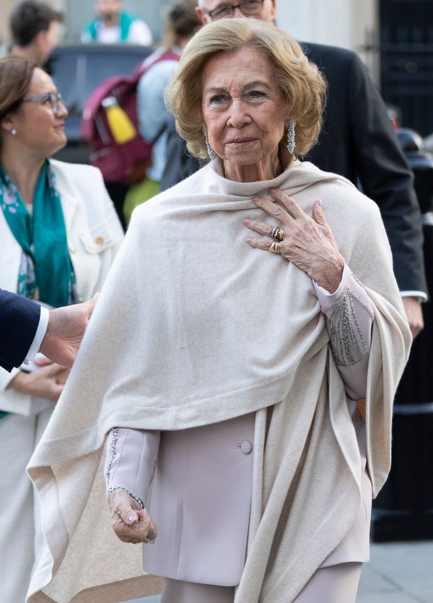 Queen Sofía announced a €20,000 donation through her foundation to support humanitarian relief efforts following the devastating earthquakes in Venezuela.