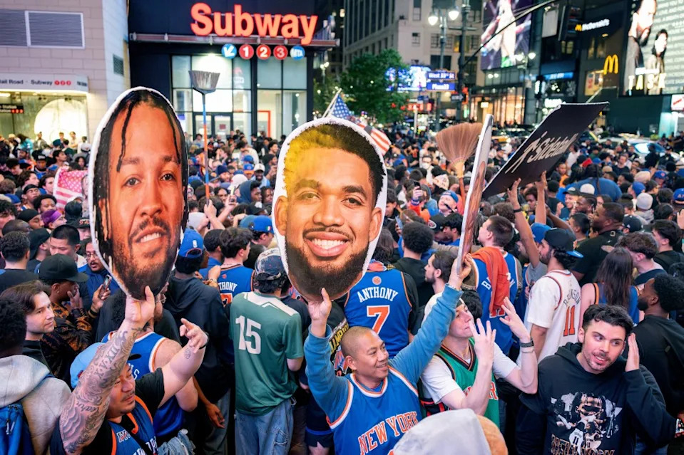 Outside Madison Square Garden Knicks fans celebrate winning game 4 of the Eastern conference finals against the <a class="link " href="https://sports.yahoo.com/nba/teams/cleveland/" data-i13n="sec:content-canvas;subsec:anchor_text;elm:context_link" data-ylk="slk:Cleveland Cavaliers;sec:content-canvas;subsec:anchor_text;elm:context_link;itc:0" data-yga="{"yLinkElement":"context_link","yModuleName":"content-canvas","yLinkText":"Cleveland Cavaliers","ySubModuleName":"anchor_text","yHasCommerce":false}">Cleveland Cavaliers</a>. Aristide Economopoulos for NY Post