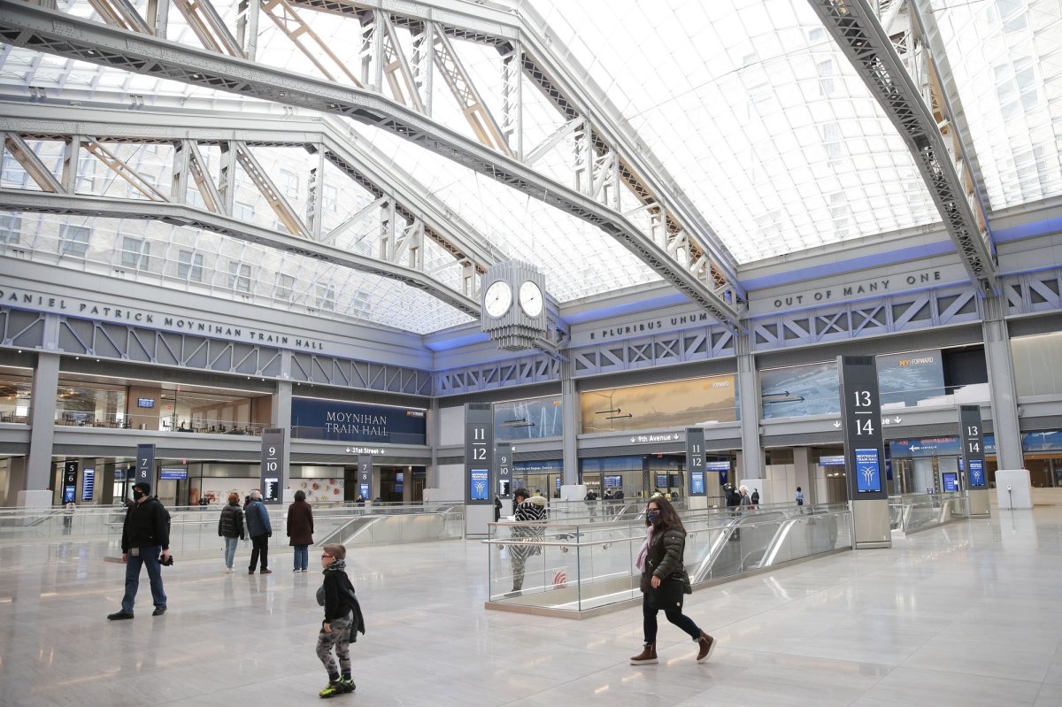 5 hospitalized in mass stabbing incident at New York's Penn Station