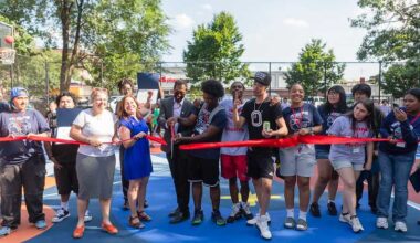 Queens high-schoolers cut ribbon at renovated Jackson Heights basketball court after completion of student-led project – QNS