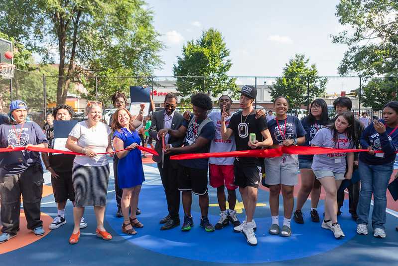 Queens high-schoolers cut ribbon at renovated Jackson Heights basketball court after completion of student-led project – QNS