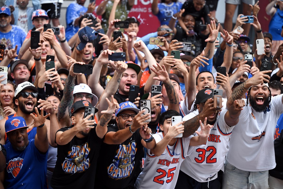 Brooklyn Shows up For The Knicks