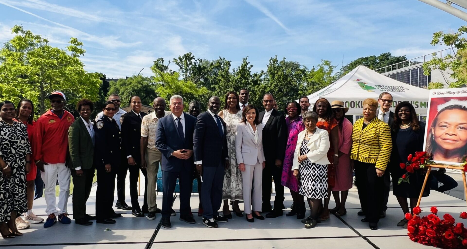 Gov. Kathy Hochul, Attorney General Letitia James, Brooklyn District Attorney Eric Gonzalez, judges, AACEO members and guests smile for the camera. Photo: Wayne Daren Schneiderman/Brooklyn Eagle
