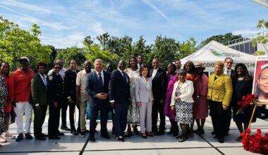 Gov. Kathy Hochul, Attorney General Letitia James, Brooklyn District Attorney Eric Gonzalez, judges, AACEO members and guests smile for the camera. Photo: Wayne Daren Schneiderman/Brooklyn Eagle