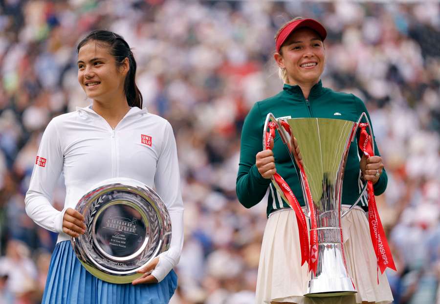 Vekic (right) poses alongside Raducanu
