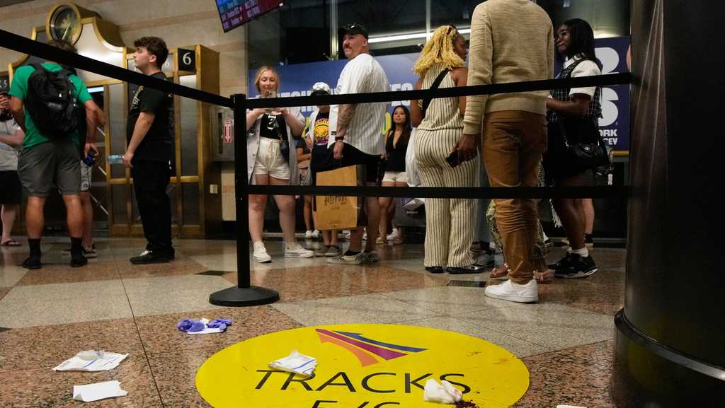 6 people hurt in stabbings at Penn Station, suspect in custody
