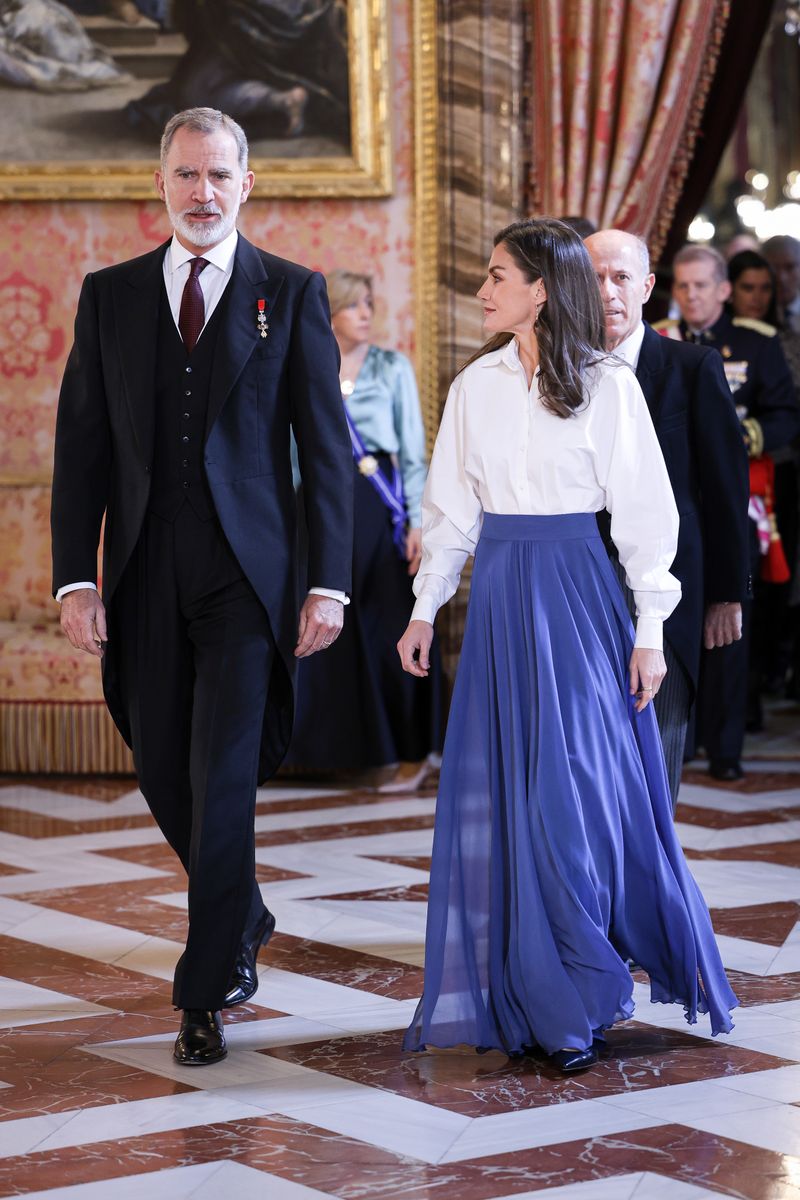 An unfailing formula embraced by sophisticated women around the world, from Queen Rania of Jordan to legendary designer Carolina Herrera and, of course, Queen Letizia of Spain.