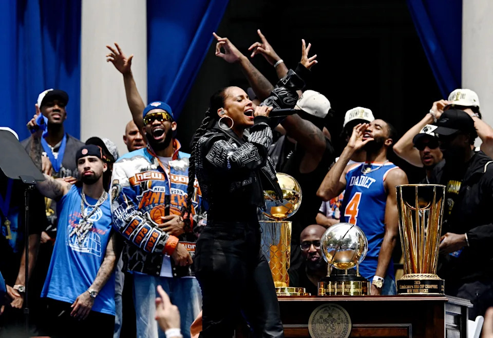 Basketball - NBA - New York Knicks Parade - New York City, New York, U.S. - June 18, 2026 General view of the NBA Cup, the Larry O'Brien Championship Trophy, the Bob Cousy Trophy and the New York Knicks team as Alicia Keys performs at New York City Hall during the parade REUTERS/Dylan Martinez TPX IMAGES OF THE DAY