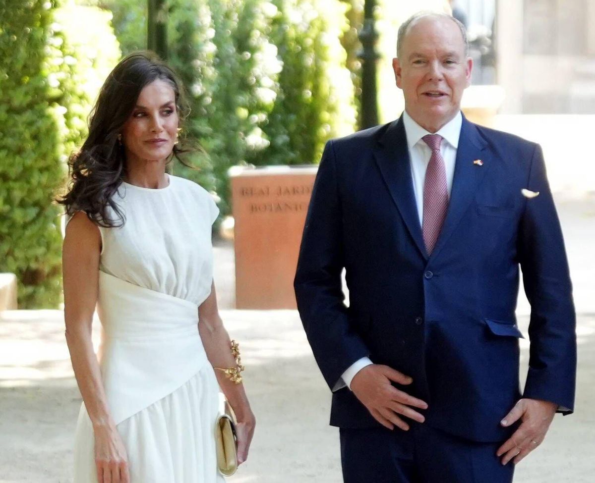 A cordial moment between Queen Letizia and Prince Albert of Monaco during the official visit at the Royal Botanical Garden in Madrid.