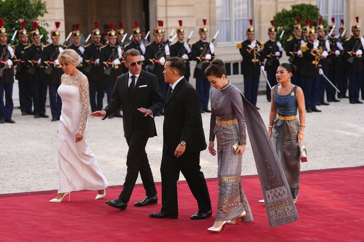 Emmanuel Macron and Brigitte Macron welcome King Rama X, Queen Suthida, and Princess Sirivannavari for official photographs before the state banquet at the Élysée Palace.