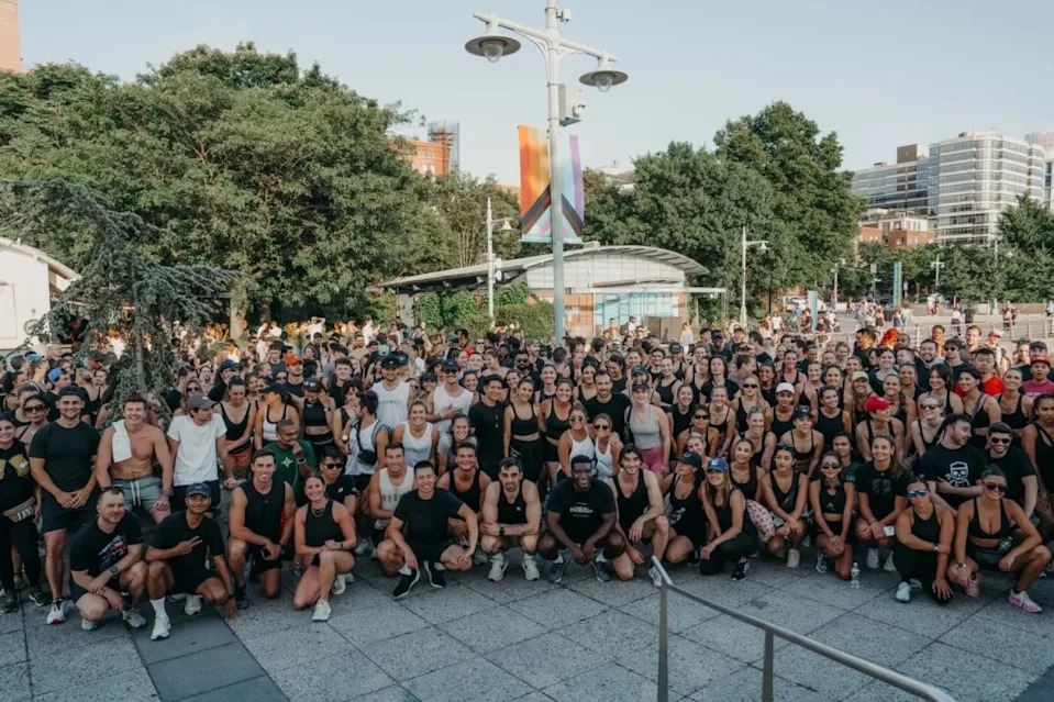 Lunge tells runners to approach a stranger before running and introduce themselves to initiate mingling and potential connections. Lunge Run Club