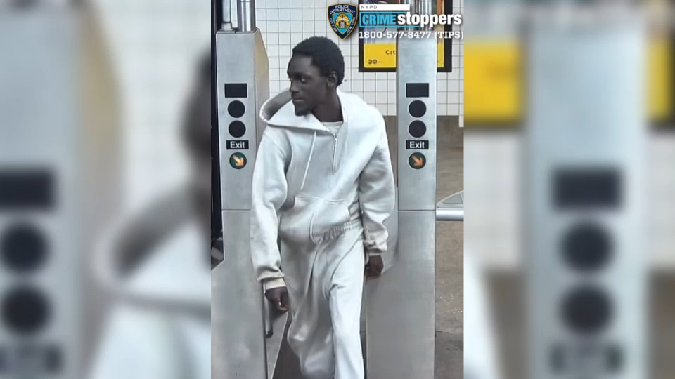 NYPD searching for man who punched MTA worker in Queens subway station
