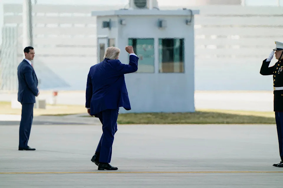 U.S. President Donald Trump makes a fist as he walks to board Marine One en route to Camp David, at Joint Base Andrews, Maryland, U.S., June 19, 2026. / Elizabeth Frantz / REUTERS