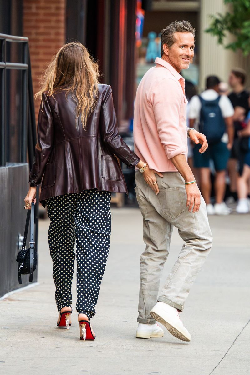Photo © 2026 Backgrid/The Grosby Group

EXCLUSIVE 
New York, June 9, 2026.
Blake Lively and Ryan Reynolds were seen enjoying a stroll through New York City, stopping to greet fans and pose for selfies along the way. The couple appeared relaxed and affectionate as they spent time together in the city. During the outing, Lively shared a playful moment with her husband while chatting with photographers, and the pair were seen laughing and enjoying a carefree day out.
***
Blake Lively y Ryan Reynolds fueron vistos disfrutando de un paseo por la ciudad de Nueva York, donde se detuvieron para saludar a sus seguidores y posar para selfies. La pareja se mostró relajada y cariñosa mientras compartía tiempo juntos en la ciudad. Durante la salida, Lively protagonizó un momento divertido junto a su esposo mientras interactuaba con los fotógrafos, y ambos fueron vistos riendo y disfrutando de una jornada distendida.