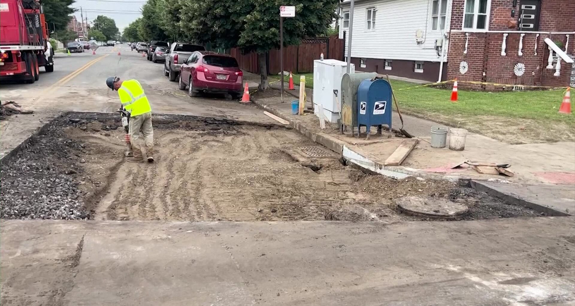 News 12 | Brooklyn | Water Main Break Causes Large Hole To Form In Canarsie