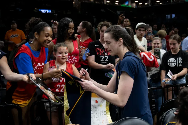 NEW YORK, NEW YORK - JUNE 6: Caitlin Clark #22 of the Indiana Fever signs autographs for fans prior to the game against the New York Liberty at Barclays Center on June 6, 2026, in New York City. NOTE TO USER: User expressly acknowledges and agrees that, by downloading and/or using this Photograph, User is consenting to the terms and conditions of the Getty Images License Agreement. (Photo by Michelle Farsi/Getty Images)