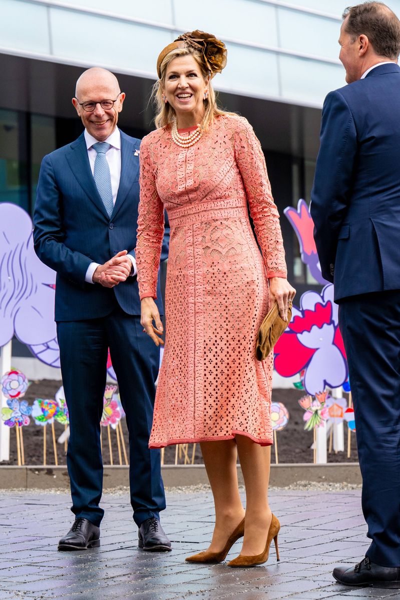The queen's oversized floral fascinator added a dramatic finishing touch to her Nijmegen appearance.