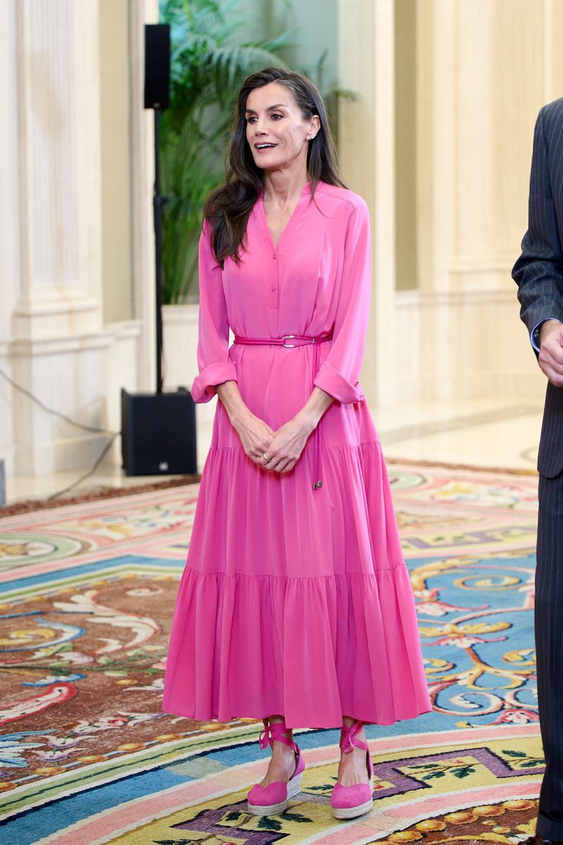 Queen Letizia returns to her official agenda at Zarzuela Palace in an oversized pink dress after her meetings with the Pope.