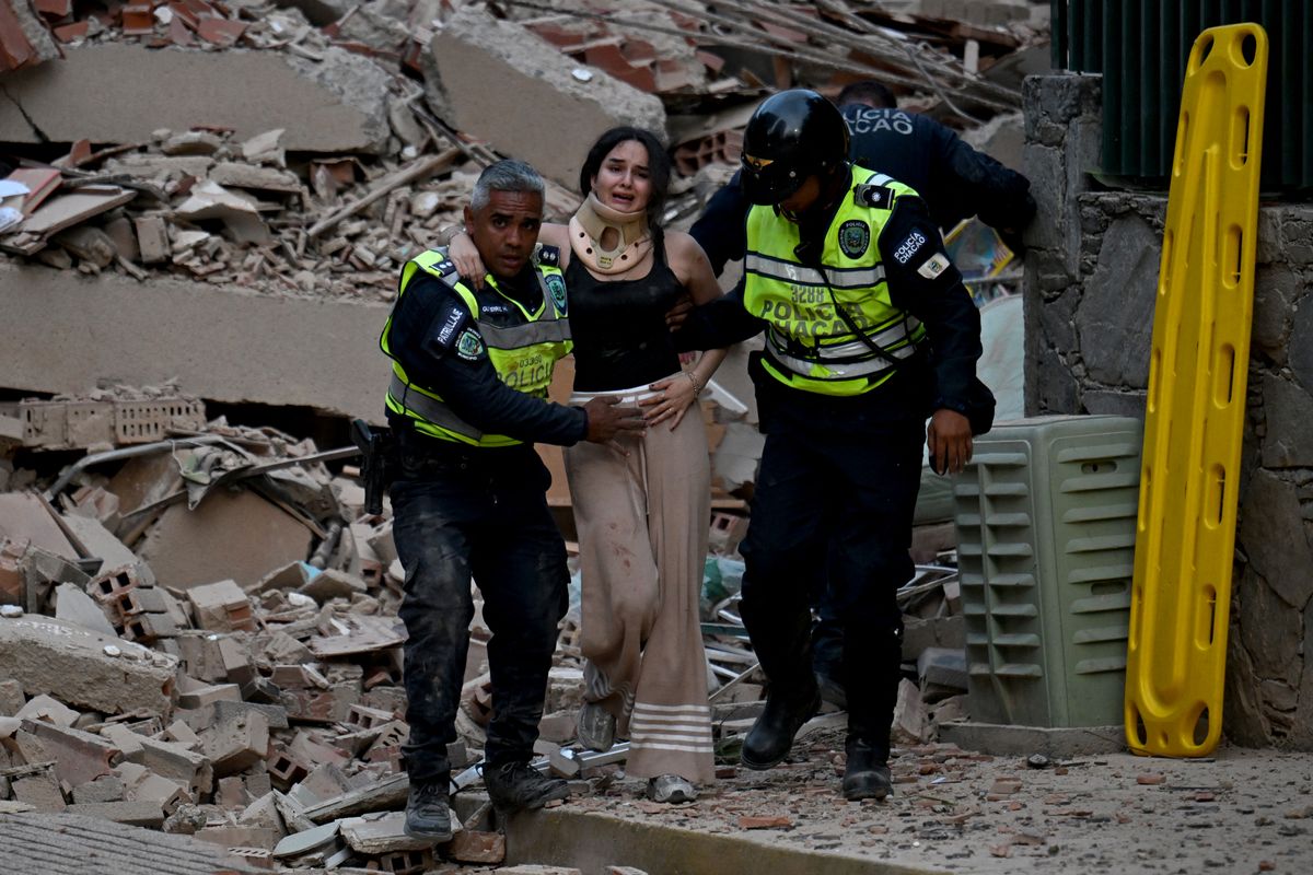  Two earthquakes of magnitude 7.2 and 7.5 struck the same area of Venezuela on the evening of June 24, causing buildings to collapse, according to the United States Geological Survey (USGS)
