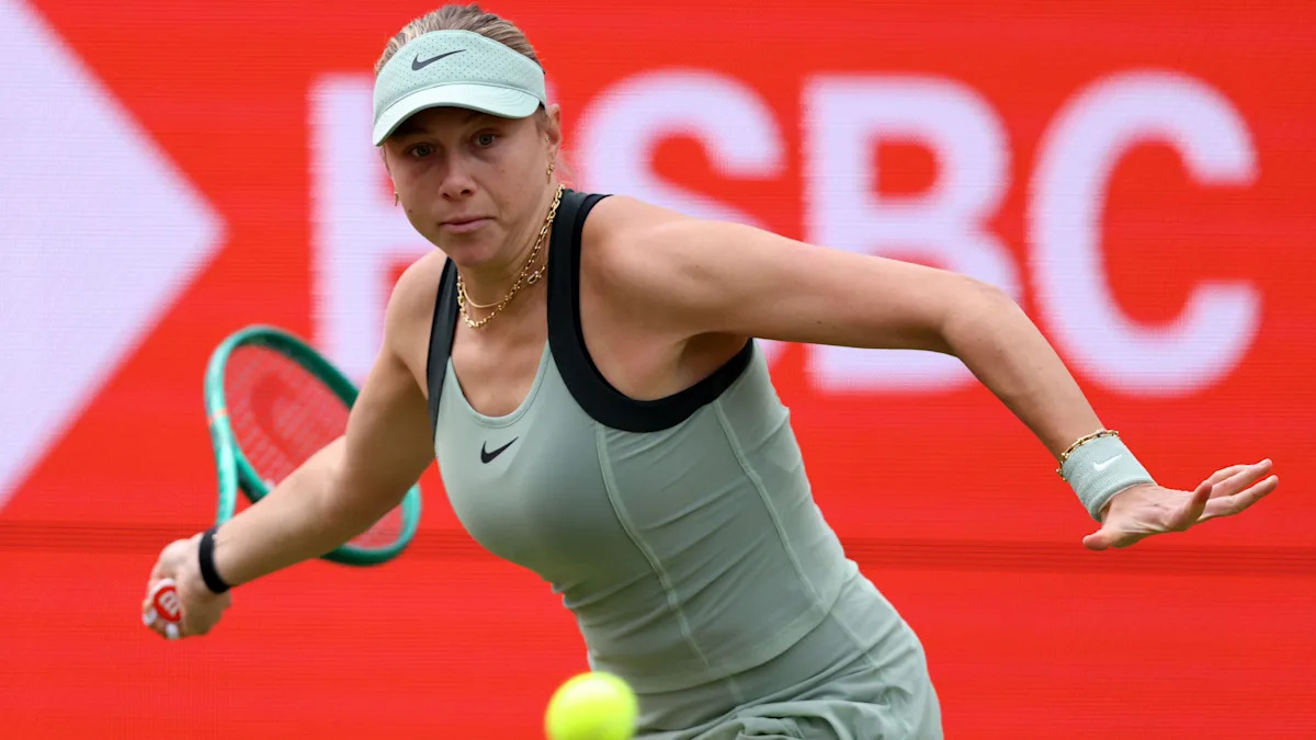 Queen's: Anisimova serving for first set as play resumes - watch